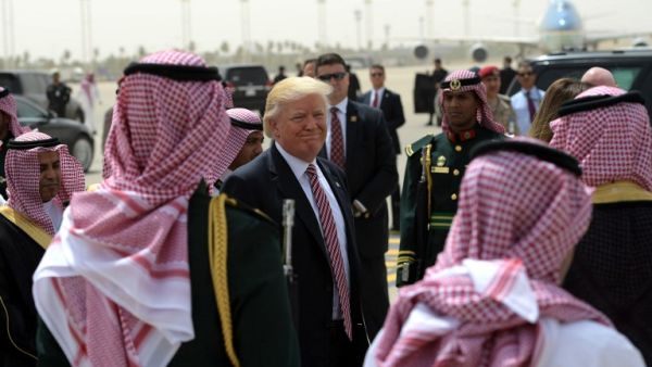 US President Donald Trump (C) makes his way to board Air Force One in Riyadh as he head with the First Lady to Israel on May 22, 2017. 
(Mandel Ngan/AFP)