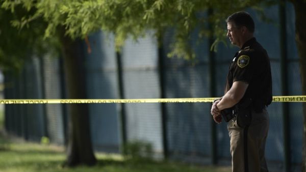 An Alexandria police officer stands near the crime scene of an early morning shooting in Alexandria, Virginia, June 14, 2017. (Brendan Smialowski/AFP)