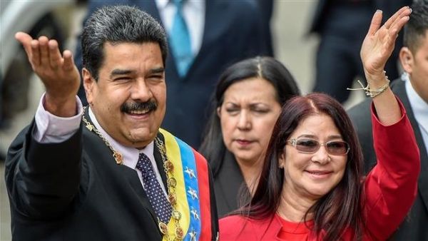 Venezuelan President Nicolas Maduro (L) and his wife, Cilia Flores, wave to supporters. (AFP/Photo)
