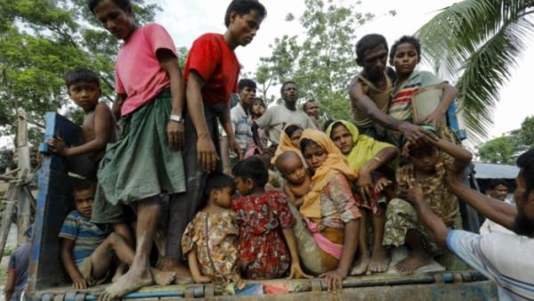 Rohingya refugees from Myanmar's Rakhine state prepare to leave for a refugee camp in Bangladesh. (AFP/ File)