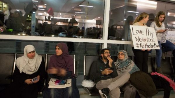 Protesters gather to denounce US President Donald Trump's executive order that bans certain immigration, at Dallas-Fort Worth International Airport, in Dallas, Texas January 28, 2017. (AFP/File) 