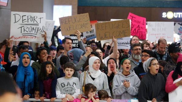 Protests on Saturday at Dallas airport, Texas (G. Morty Ortega/Getty Images North America/AFP)