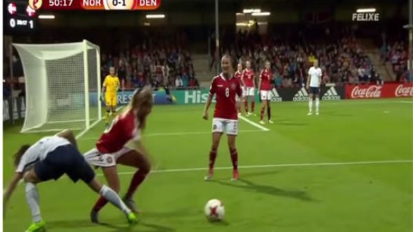 لاعبات كرة قدم