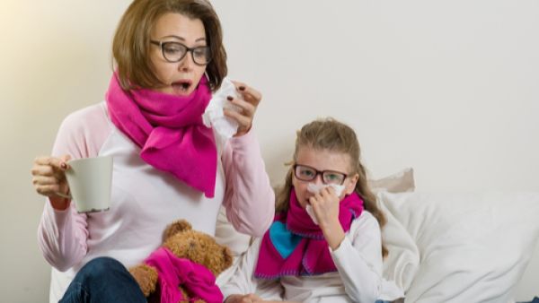 خلال العطسة الواحدة يتخلص الجسم من نحو 100 ألف جرثومة (shutterstock.com)