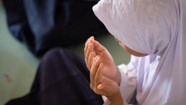 خلال صلاة العيد يجب ارتداء اللباس الشرعي الكامل غير الملفت