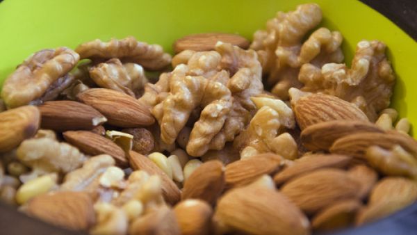 يحتوي اللوز والجوز على العديد من المواد الحيويّة الفعالة 
