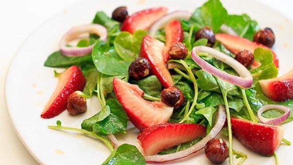 سلطة الجرجير والفراولة  سلطة الجرجير والفراولة