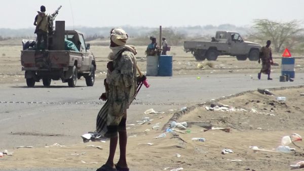 Yemeni pro-government forces gather at a checkpoint in a street on the eastern outskirts of Hodeida as they continue to battle for the control of the city from Houthi rebels on November 13, 2018. (STRINGER / AFP)