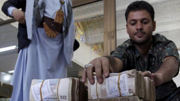 A member of the Houthi militias arranges money donated by Houthi supporters. (AFP/ File Photo)