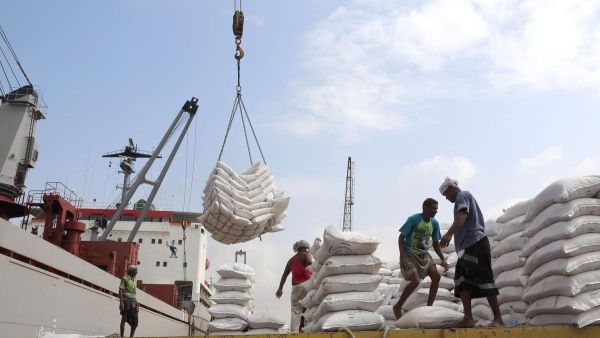 Workers unload wheat assistance provided by UNICEF from a cargo ship at the Red Sea port of Hodeida on January 27, 2018. (AFP / File)