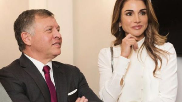 الملكة رانيا تخطف الأنظار بثوب أردني جميل