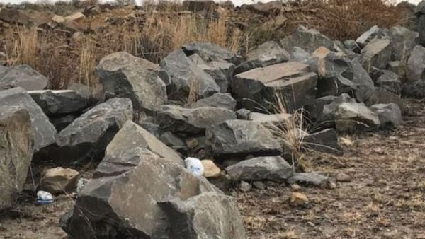 بين هذه الحجارة وجدت بقايا جثث بشرية مأكولة