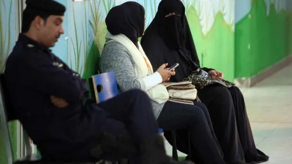 ناخبات في انتظار بدء الاقتراع/أ.ف.ب