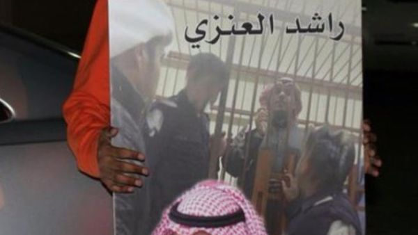 الناشط عياد الحربي يحمل يافطة مطالبا باطلاق سراح الناشط العنزي/عن توتير