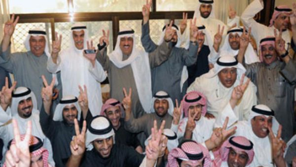 احتفل النائب السابق والقيادي المعارض مسلم البراك بحكم المحكمة في منزله