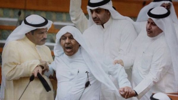 صور النائبان انتشرت بشكل واسع على مواقع التواصل الاجتماعي خلال مشاجرتهما داخل مجلس الأمة 