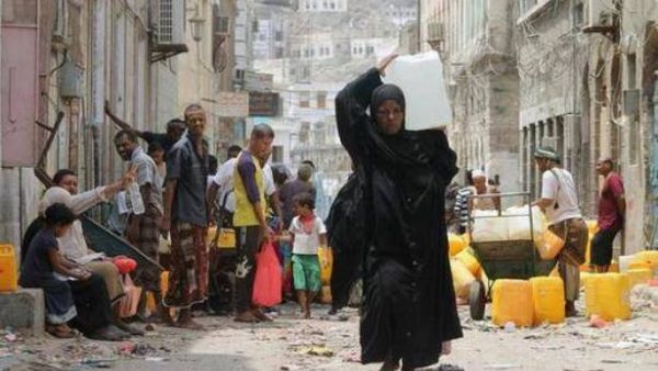 التحالف العربي يلقي مساعدات على منطقة تعز المحاصرة
