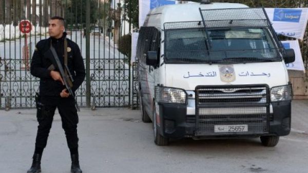 A Tunisian policeman stands guard in front of the Bardo National Museum on March 23, 2015 in Tunis after a terrorist attack killed 23 people. (AFP/File)