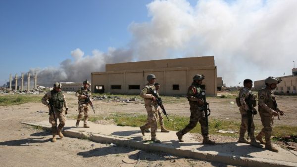 Iraqi soldiers patrol the site of an army position where an attack was carried out by Daesh in the Abu Ghraib area west of the Iraqi capital Baghdad, on February 29, 2016. (AFP/Ahmed al-Rubaye)