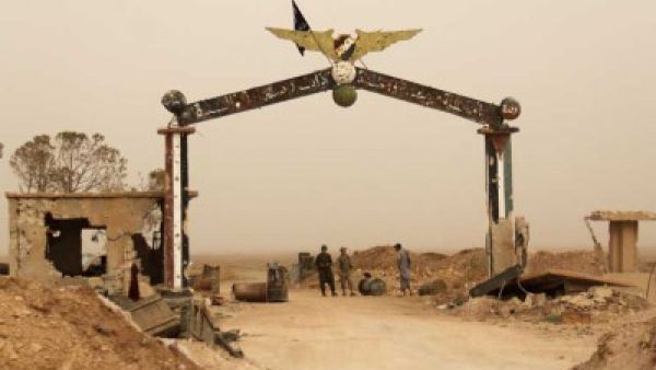 مسلحون عند مدخل المطار العسكري أبو ضهور في إدلب
