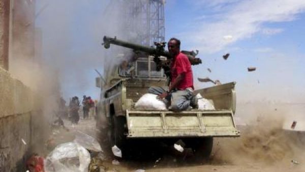 مقاتل من المقاومة الشعبية الجنوبية يطلق قذيفة اثناء اشتباكات في عدن
