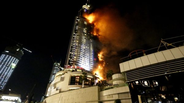 A fire engulfs the Address Downtown Dubai, a luxury hotel in Dubai on December 31, 2015. (Ahmed Jadallah/ Reuters) 