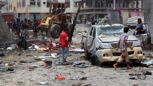 Yemenis inspect the site of a Daesh-claimed suicide car bombing on August 29, 2016. (AFP/Saleh Al-Obeidi)