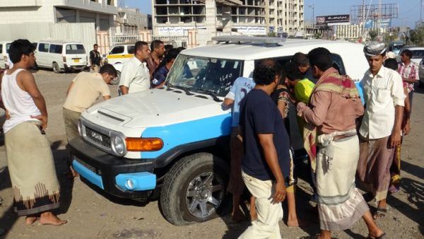 Yemenis look at a police vehicle after gunmen opened fire on it killing two policemen, on March 5, 2016, in the main southern city of Aden. (AFP/Salah al-Obeidi)