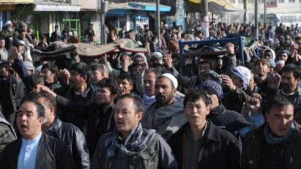 الالاف يشاركون في تشييع سبعة من الشيعة قطعت رؤوسهم في افغانستان