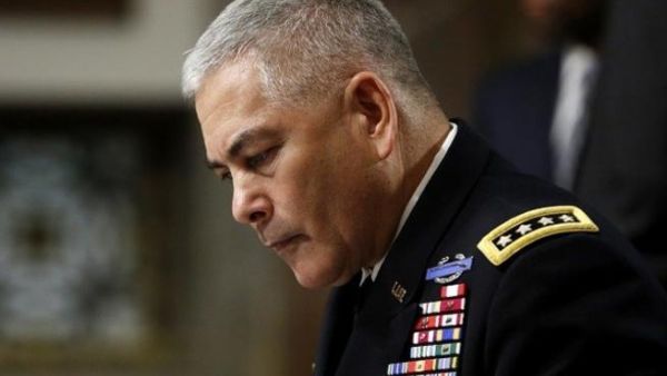 قائد القوات الأمريكية في أفغانستان الجنرال جون كامبل