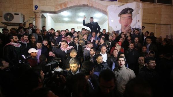 Supporters of Muath al-Kasasbeh gather in the Jordanian capital, Amman, February 3, 2015. (AFP/File)