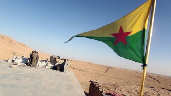 PKK fighters stand at a checkpoint during a military operation against Daesh in the Iraqi town of Makhmur, August 21, 2014. (AFP/File)