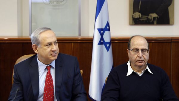 Moshe 'Bogie' Ya'alon with Netanyahu (AFP/File)