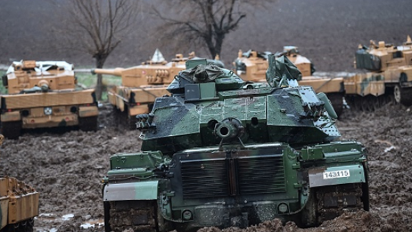 موكب يضم ناقلات جنود ومدرعات ودبابات يصل إلى مركز ولاية كليس التركية 