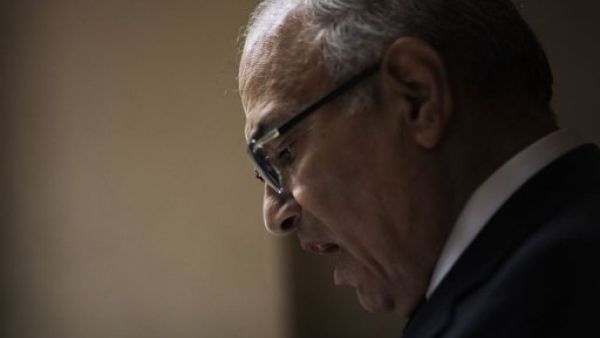 ملفات نسائية وإخوانية تنتظر شفيق في القاهرة