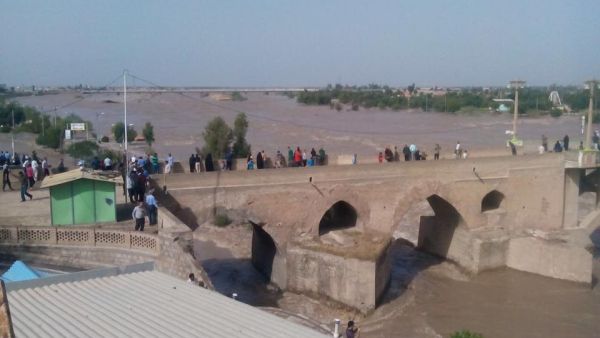 سيول وفيضانات تجتاح إيران وانهيار سد بالأحواز