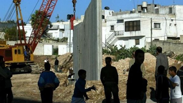 السلطات اللبنانية تبني جدارا عنصريا حل مخيم عين الحلوة الفلسطيني