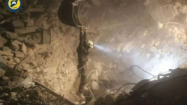 الدفاع المدني:  يبحثون عن الحياة بين زوايا الموت..