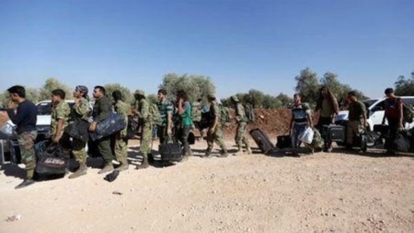 مقاتلون من الجيش السوري الحر يتوجهون إلى مواقعهم في المنطقة الريفية الشمالية من حلب

