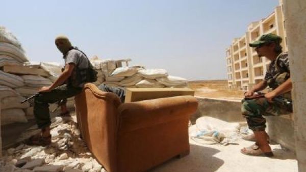 مقاتلان من جبهة النصرة في حلب
