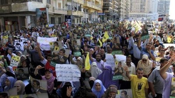 ارشيف/ تظاهرة لانصار الاخوان في الاسكندرية