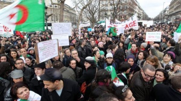  أقر البرلمان الجزائري بغرفتيه (المجلس الشعبي الوطني ومجلس الأمة) بالأغلبية دستورا جديدا للبلاد الأحد