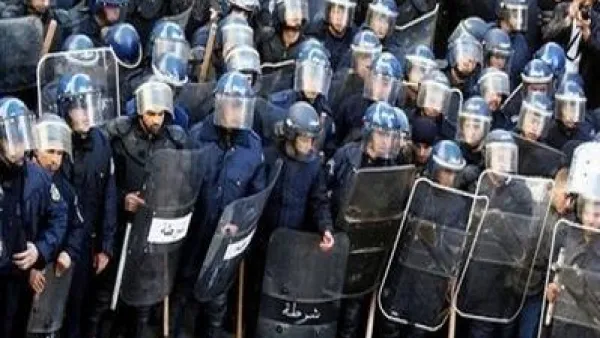 الأمن الجزائري يتصدى لمتظاهرين/ أرشيفية