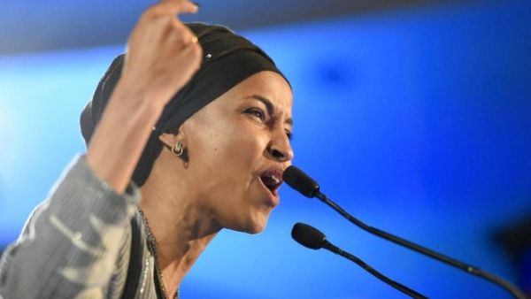 إلهان عمر تعد أول سيدة مسلمة محجبة تصل إلى الكونغرس