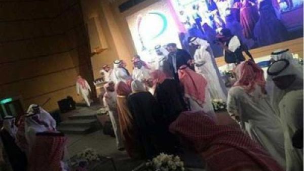 محتسبون يقتحمون مسرح الرياض