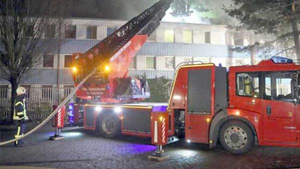 إصابة 22 شخصا إثر اندلاع حريق في نزل للاجئين بألمانيا