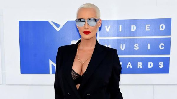 أمبر روز ترتدي حمّالة صدر خلال حفل MTV Awards 2017 
