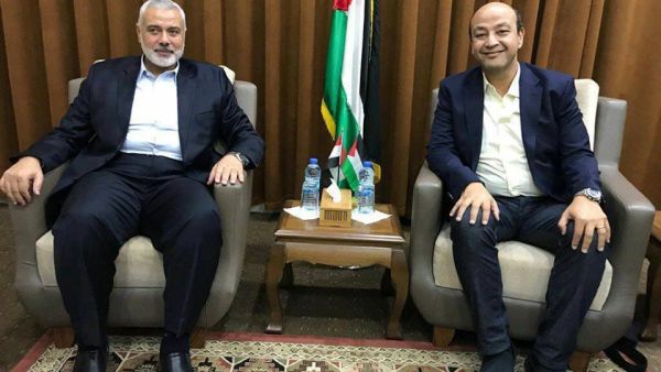 الاعلامي المصري عمرو اديب الى جانب زعيم حماس اسماعيل هنية 