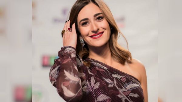 Amina Khalil chose a simple one-piece dress of burgundy color and with One Shoulder (Source: aminakhalilofficial - Instagram)
