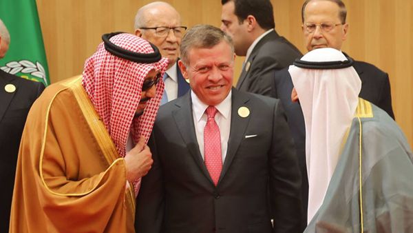 الزعماء العرب يتمسكون بإقامة دولة فلسطينية وسط قلق من الموقف الأمريكي
